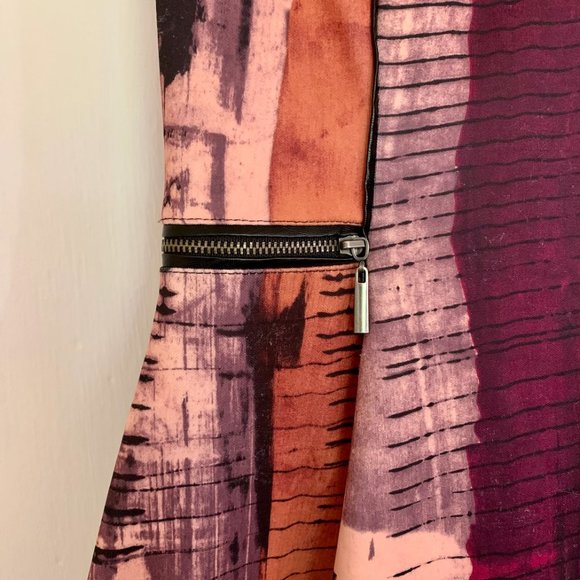 Abstract fit/flare dress with zipper details - Picture 2 of 3